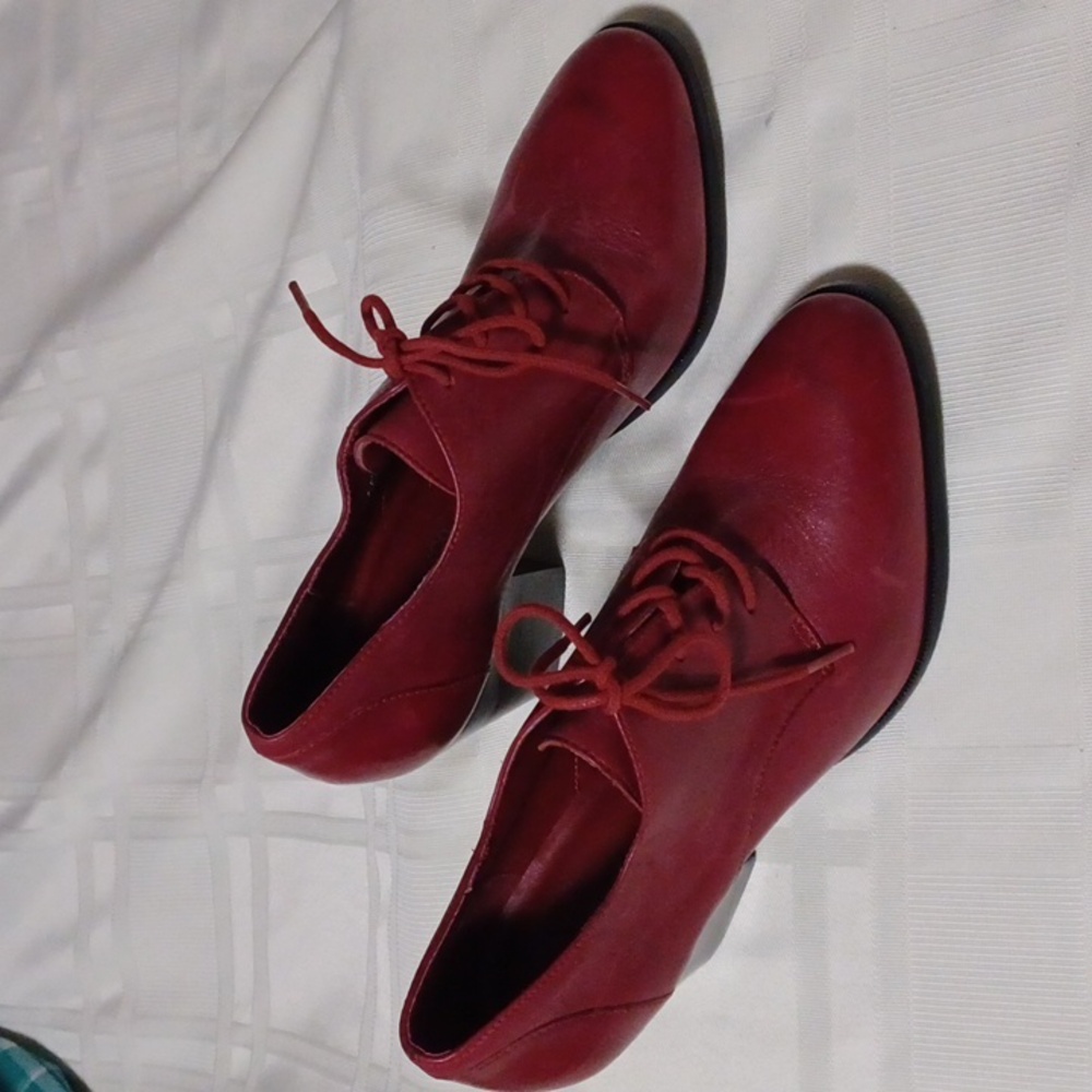 G.H. Bass & Co. Red  sz 6M Lace up high heel shoes.